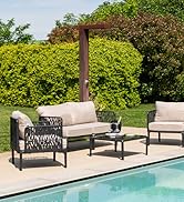 Ensemble de mobilier de jardin d'extérieur moderne avec des cadres noirs et des coussins beiges disposés au bord de la piscine, comprenant un canapé, des chaises et une table basse