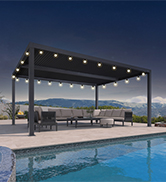 Pergola extérieure au bord de la piscine avec auvent rétractable, lumières LED et coin salon attenant. Le cadre de couleur foncée contraste avec la couverture en tissu clair, surplombant les montagnes au