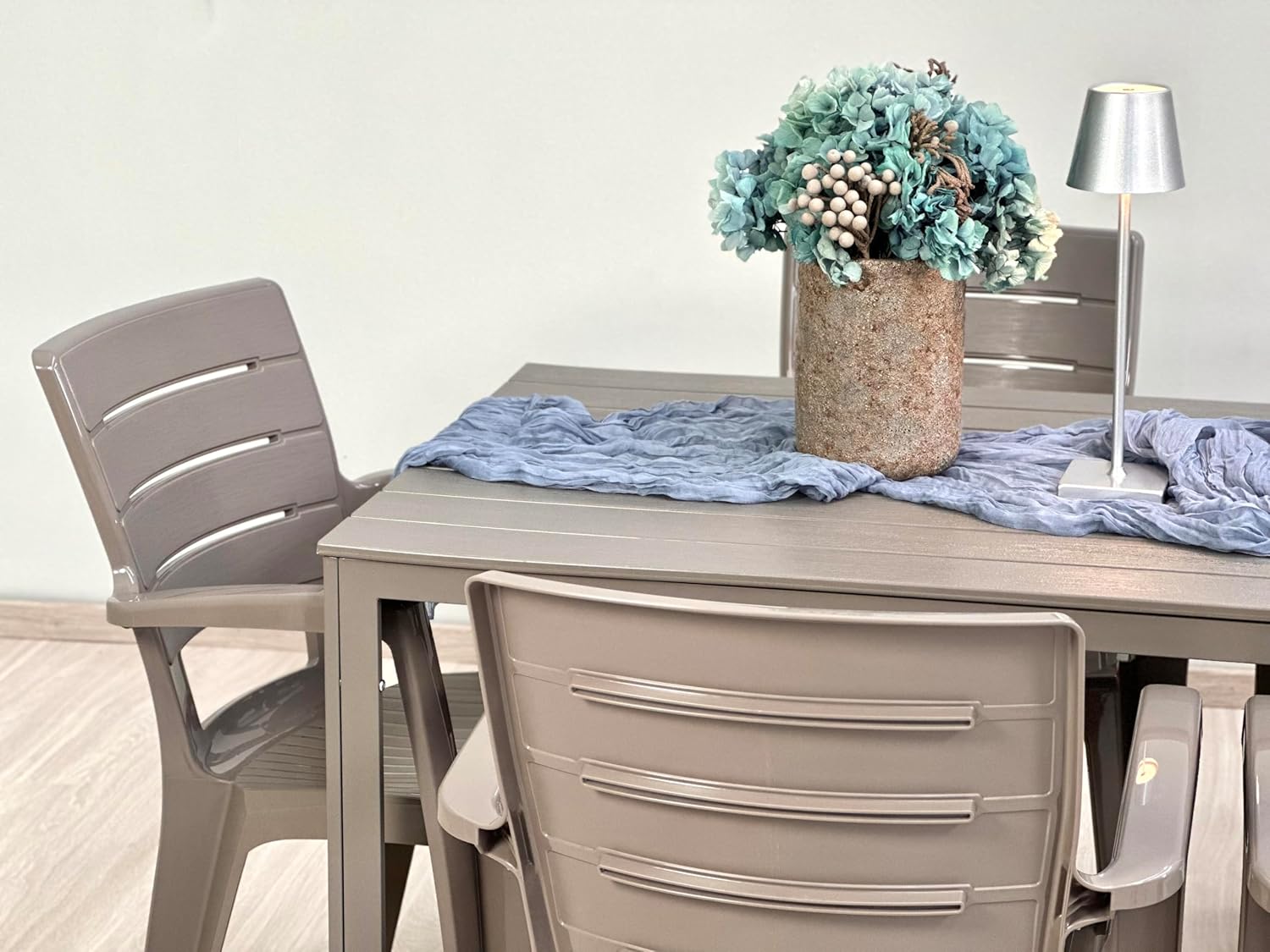 Thomas & Anita - Ensemble repas jardin 6 pers, table acier 180x90cm, chaises empilables, effet bois taupe