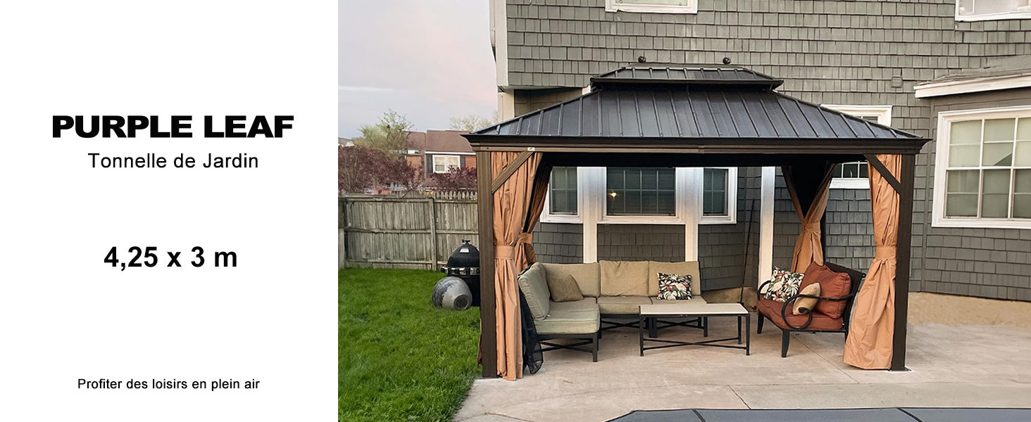 une terrasse avec un grill couvert et un barbecue.