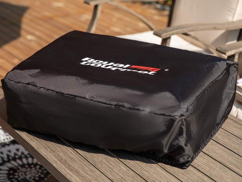 Coussin ou coussin rectangulaire noir avec texte blanc du logo « Brinly », placé sur une surface en bois, probablement pour une utilisation en extérieur