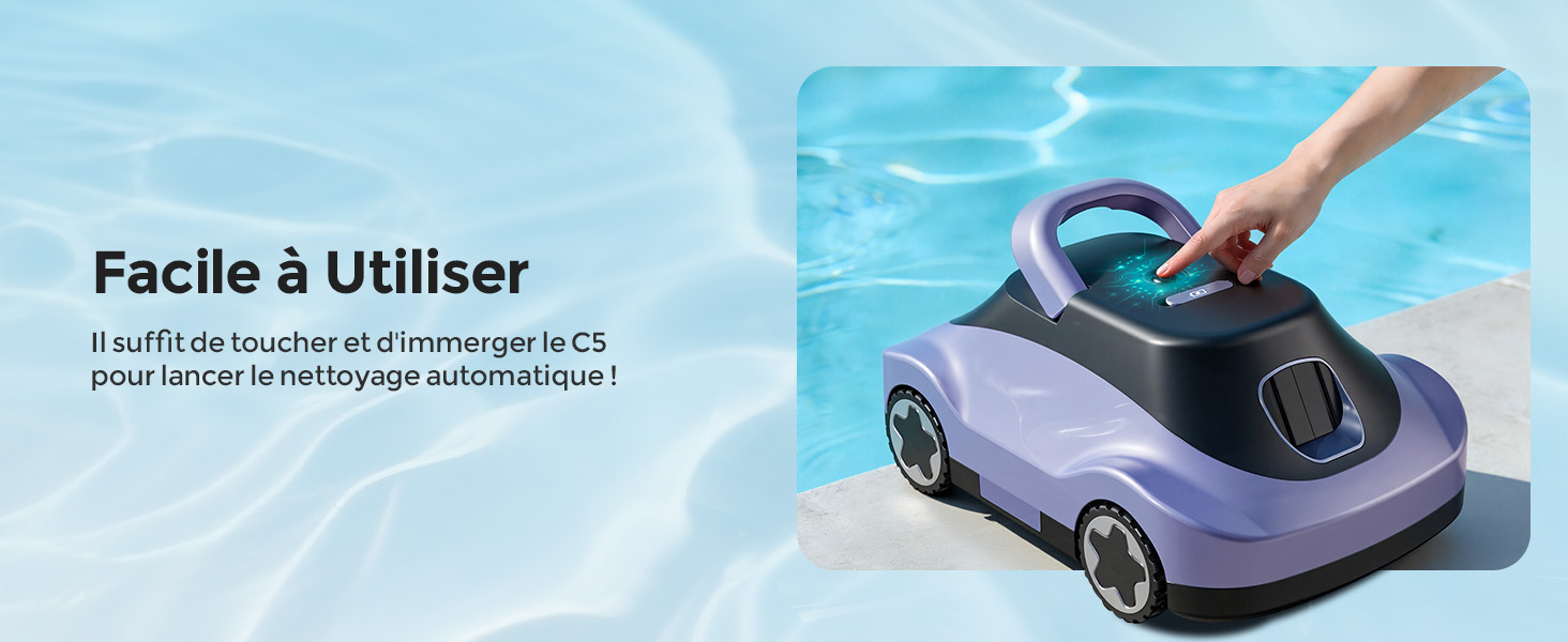 Le texte se lit comme suit : « Facile à utiliser ». Montre un robot nettoyeur de piscine en cours d'utilisation, la main de la personne pénétrant dans l'eau de la piscine pour manipuler un appareil gris et bleu.