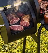 Appareil de grillage extérieur portable noir avec couvercle ouvert montrant des steaks crus en train de cuire sur une grille grillagée, placé sur de l'herbe avec un éclairage naturel démontrant la capacité de préparation des aliments.