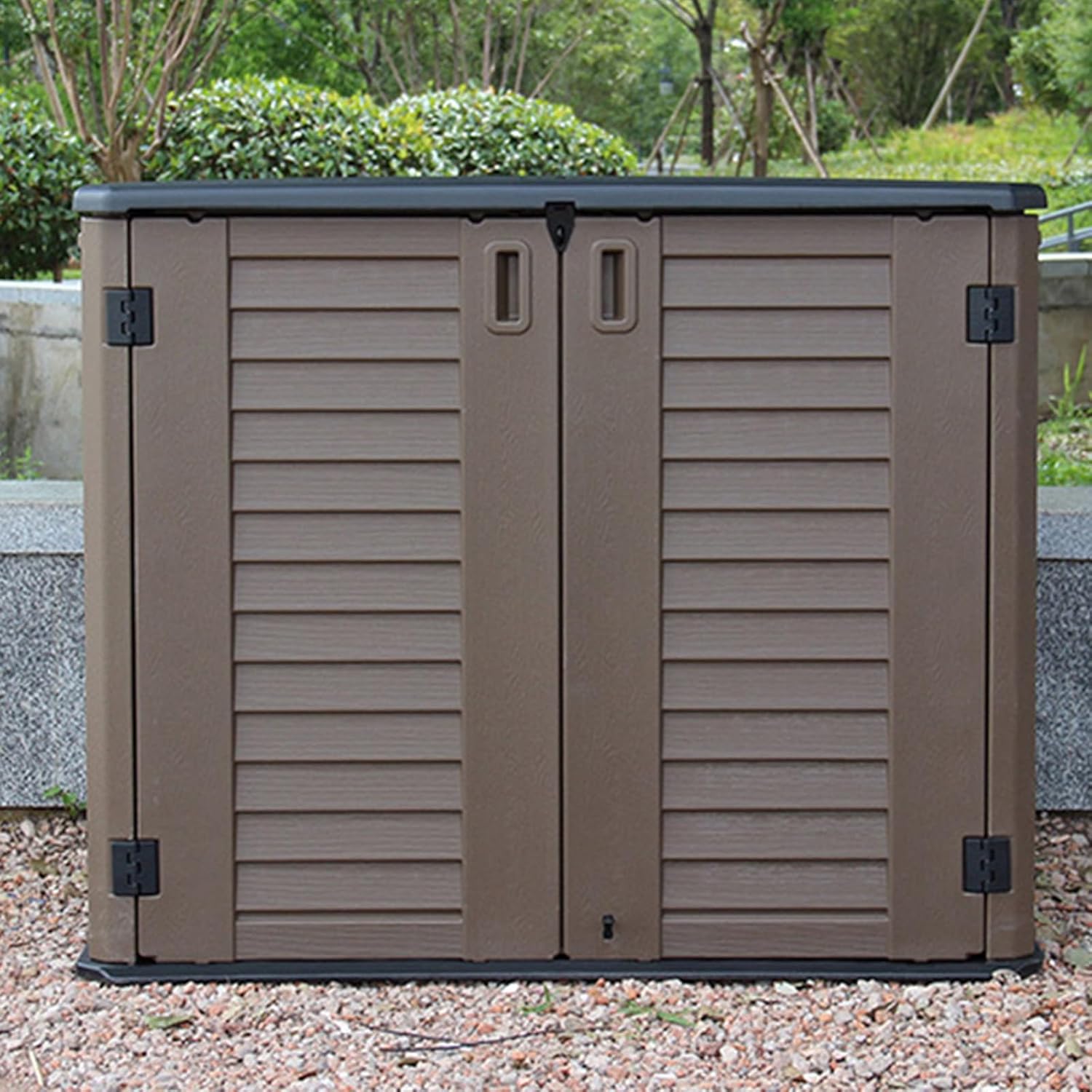 Abri de rangement extérieur – étanche, sol inclus – 135x84x119 cm – 2 couches – marron