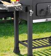 avec étagère latérale et grille de rangement inférieure, positionné sur l'herbe, doté de pieds robustes et d'une chambre de cuisson