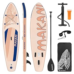 avec planche beige ornée de touches bleues et de motifs décoratifs. Comprend une pagaie, une pompe, une laisse, un sac de transport et une bouteille d'eau. Le panneau affiche la marque « MAKANI ».