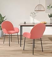 Deux chaises de salle à manger rembourrées roses avec dossier incurvé et pieds en métal, placées sur une table en bois dans un décor intérieur moderne
