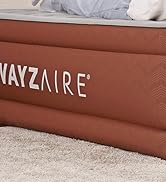 Le texte indique « WAYZAIRE ». Plans rapprochés d'un textile ou d'un tissu brun avec le nom de la marque visible sous différents angles et dans différentes conditions d'éclairage.