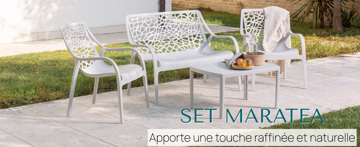 Le texte indique « SET MARATEA » et « Apporte une touche raffinée et naturelle ». Ensemble de mobilier d'extérieur blanc comprenant des chaises aux motifs géométriques complexes disposées sur un patio.