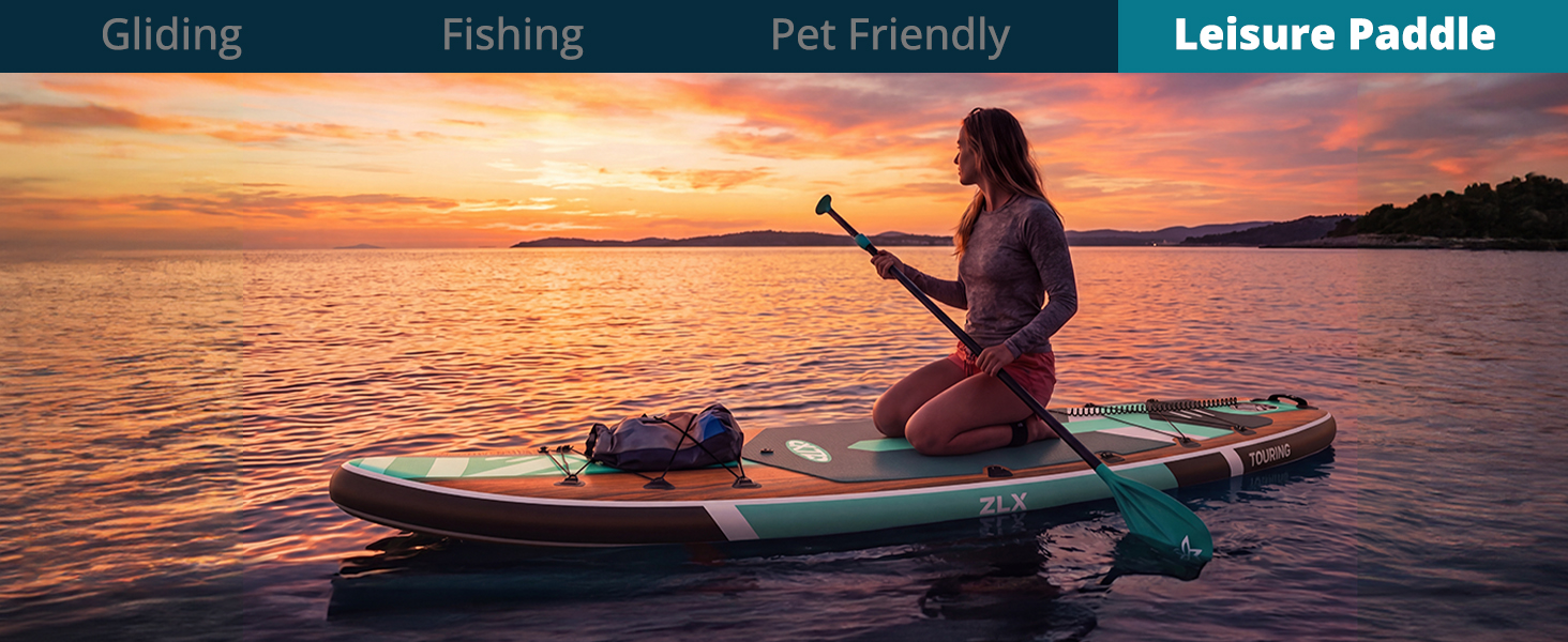 Le texte lit les onglets de navigation : « Vol à voile », « Pêche », « Animaux acceptés », « Pagaie de loisirs ». Une femme en tenue de sport est assise sur une planche à pagaie sur une eau calme au coucher du soleil, faisant la démonstration d'une activité de loisir.