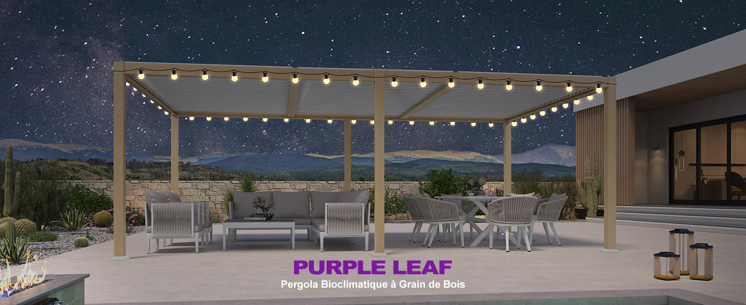 Terrasse extérieure avec pergola, guirlandes lumineuses et meubles sous un ciel étoilé. Bâtiment moderne visible. Texte « FEUILLE VIOLETTE » et texte plus petit