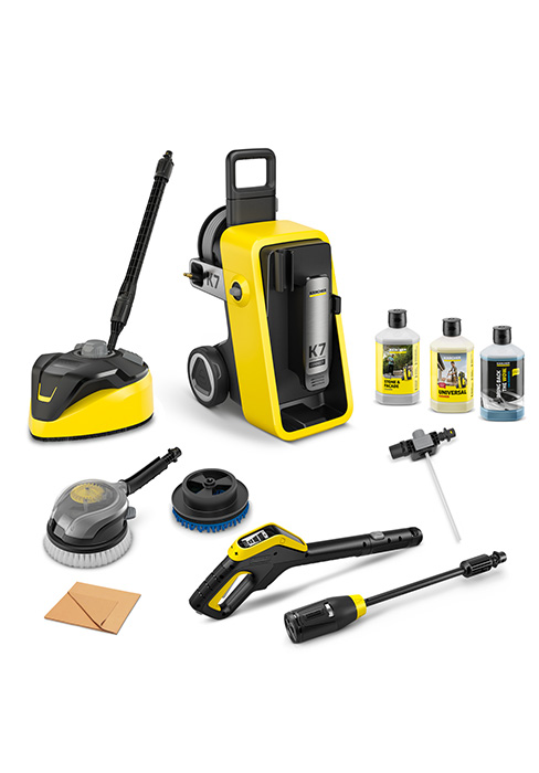 Présentation des accessoires de nettoyage jardinite, notamment des accessoires de nettoyeur haute pression jaunes et noirs, des brosses, des solutions de nettoyage et des outils de nettoyage de surfaces disposés horizontalement.